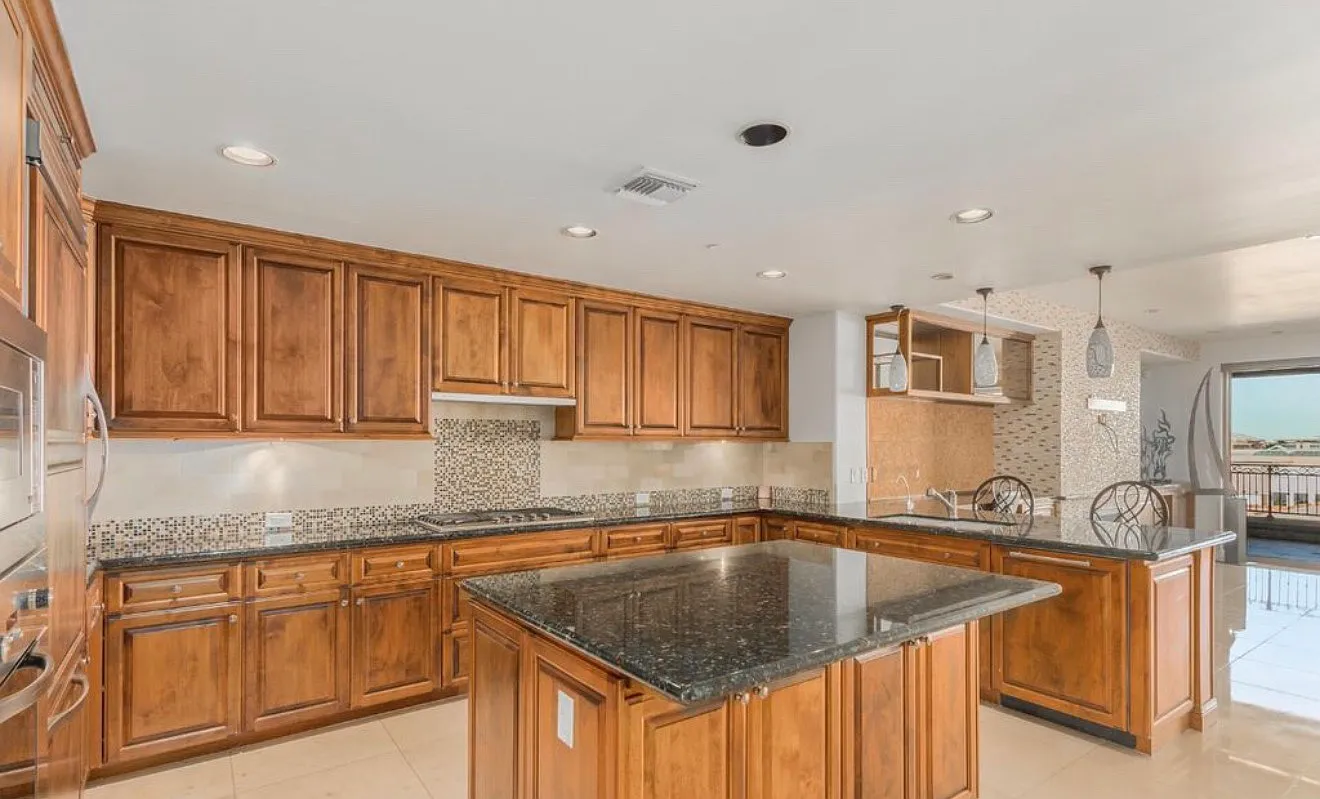 2 bed, 2.5 bath, 2265 sqft, $8,000 — Photo 2