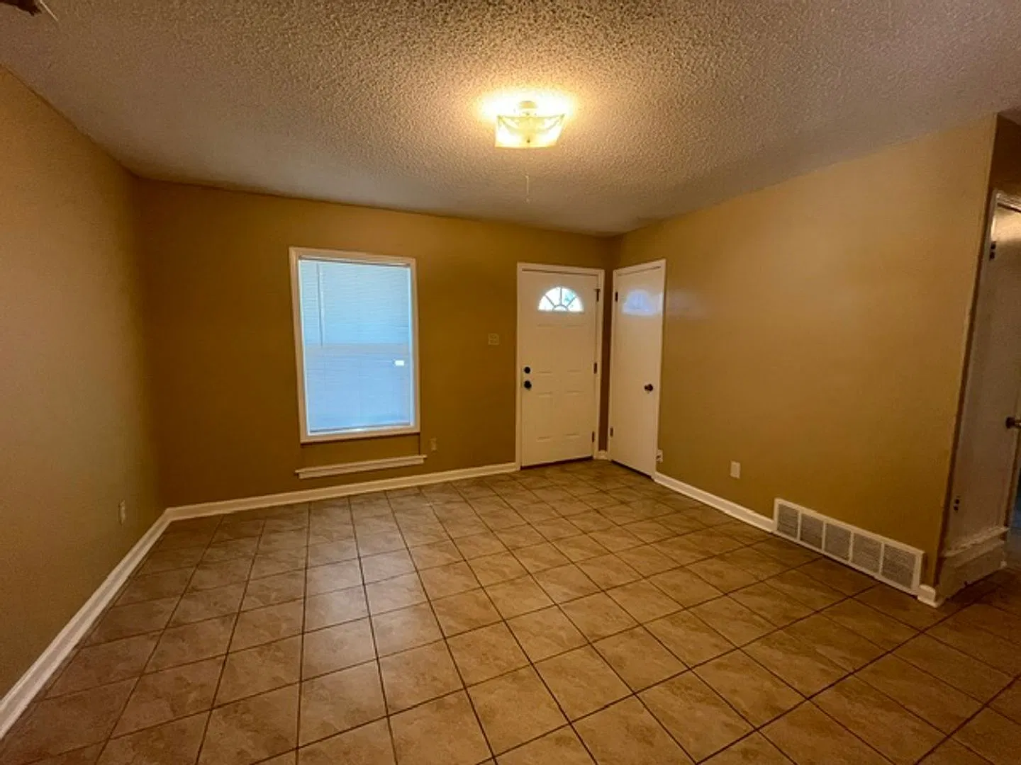 Renovated 4 Bedroom 1.5 Bath home for Rent! — Photo 4