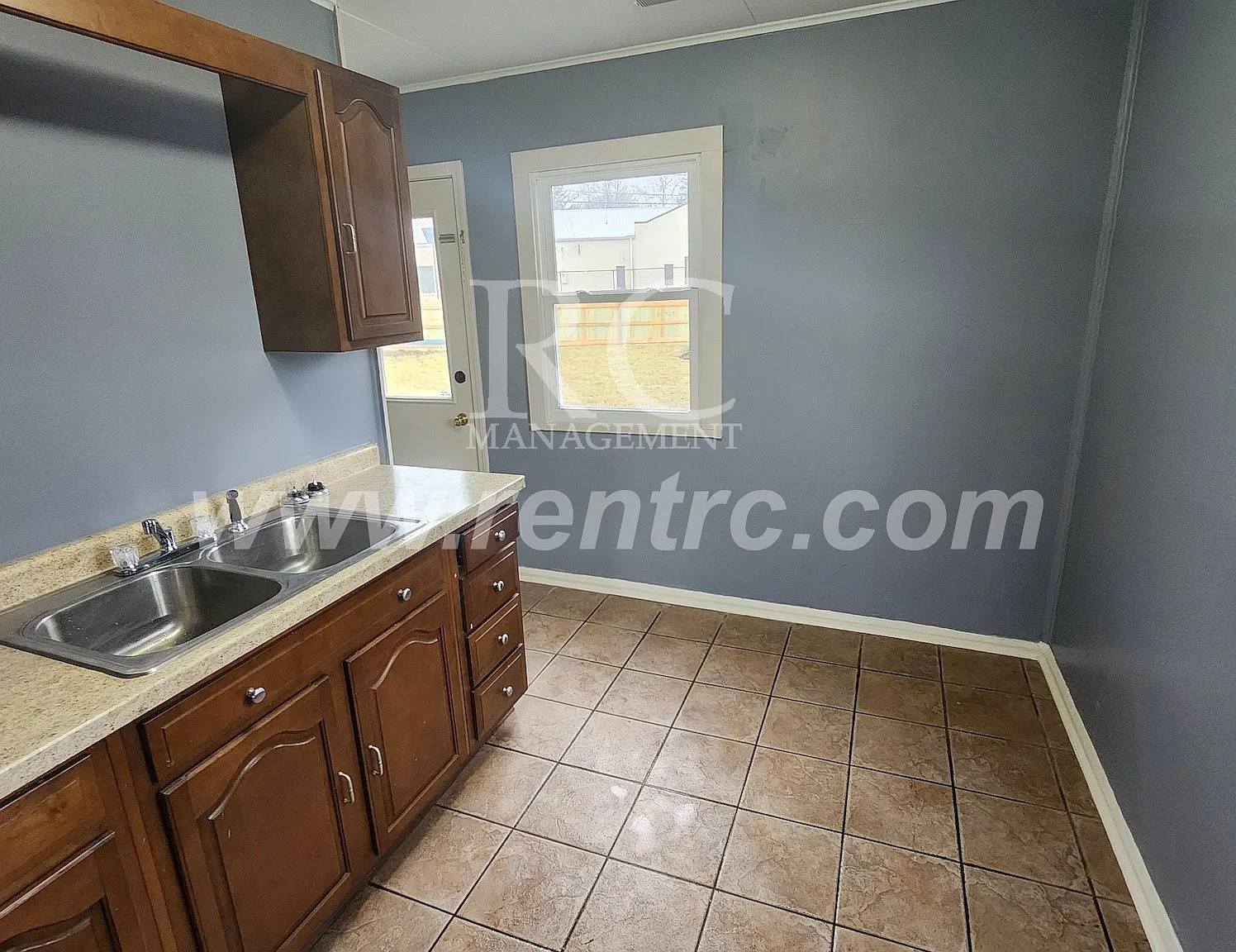 3 bed, 1150 sqft, $995 — Photo 2