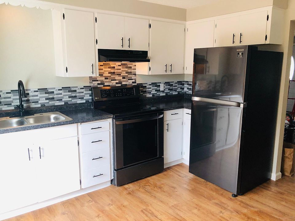 Updated Kitchen w/ Black Stainless Steel