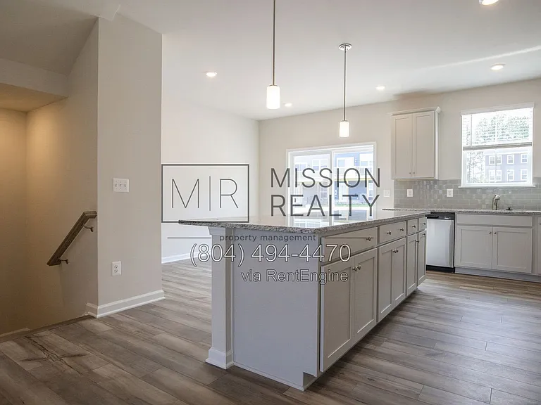8756 Whitman Dr — Photo 11