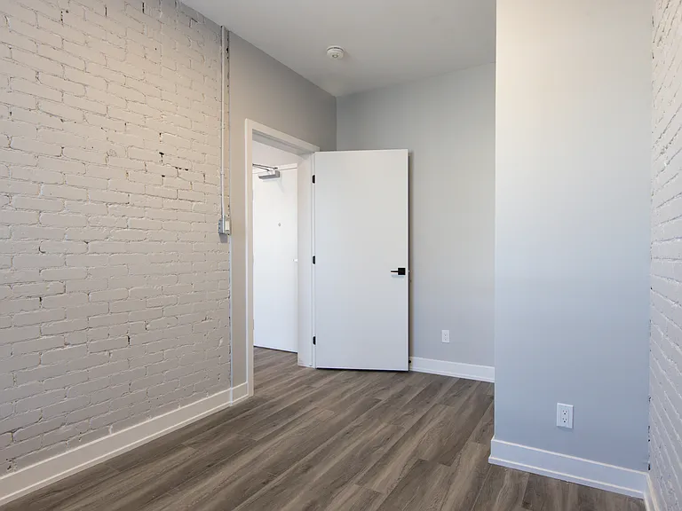 404 Elgin St — Photo 20
