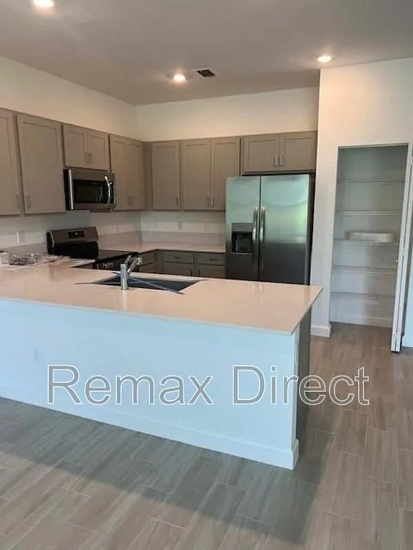 4 bed, 2.0 bath, 1851 sqft, $3,200 — Photo 3