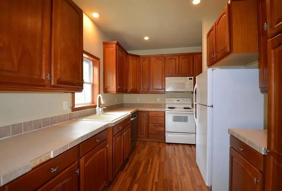 6 bed, 3.5 bath, 2718 sqft, $3,900 — Photo 3
