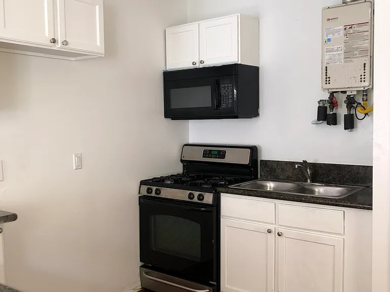928 W 83rd St — Photo 3