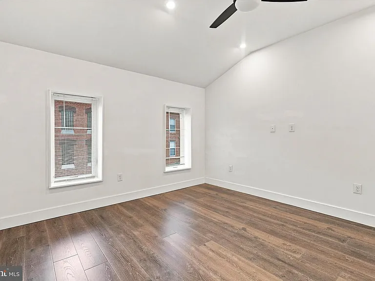 530 E Thompson St — Photo 16