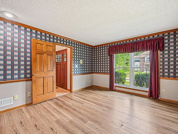 3rd image of 7591 Creekbend Dr