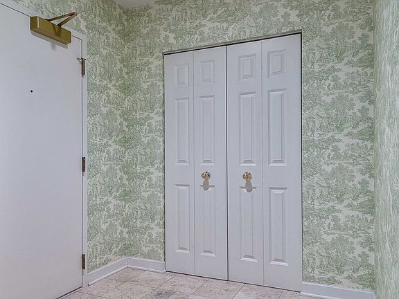 3rd image of 1107 Greenleaf Ave APT 2F