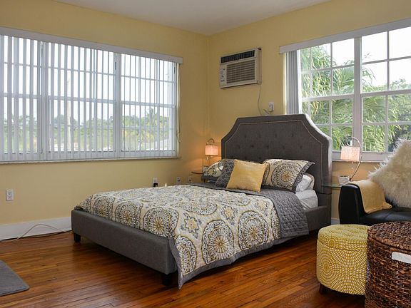 4th image of 11520 NE 6th Ave APT 5