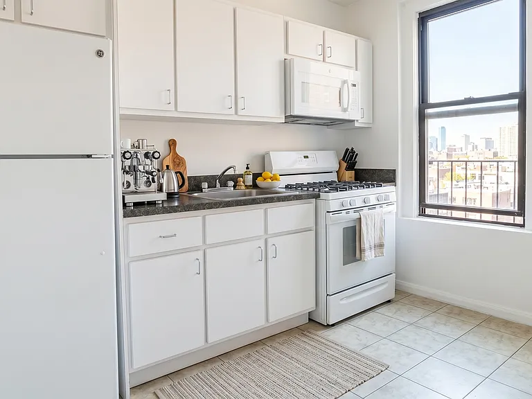 600 W 204th St #22 — Photo 3