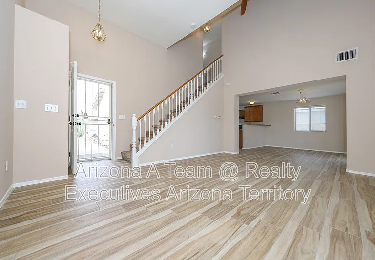 2416 W Chris Oliver Way — Photo 3