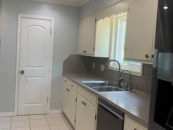 3rd image of 935 Norwood Dr