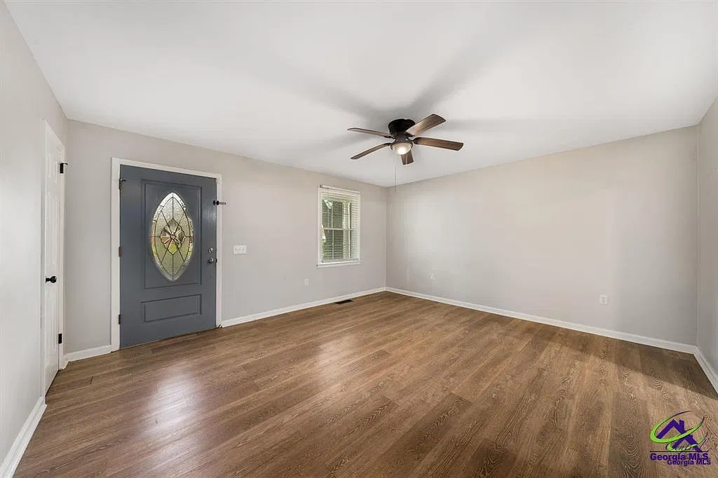 3 bed, 1.5 bath, 1352 sqft, $1,495 — Photo 2