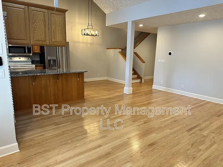 330 E College St — Photo 5