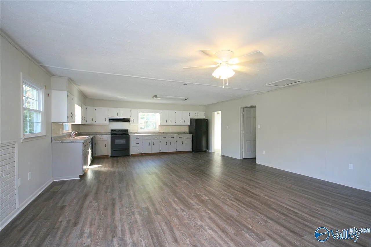 4 bed, 2.0 bath, 1560 sqft, $1,850 — Photo 3