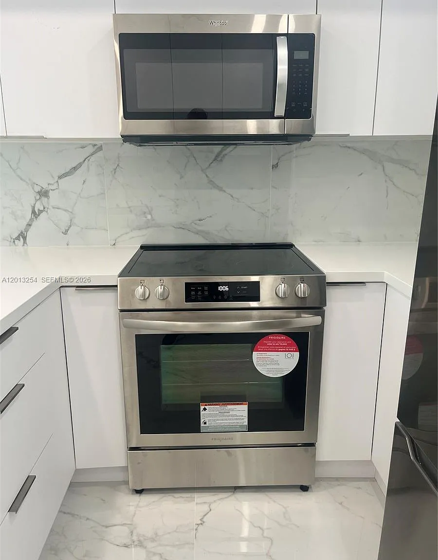 Alexander Towers Condo — Photo 3