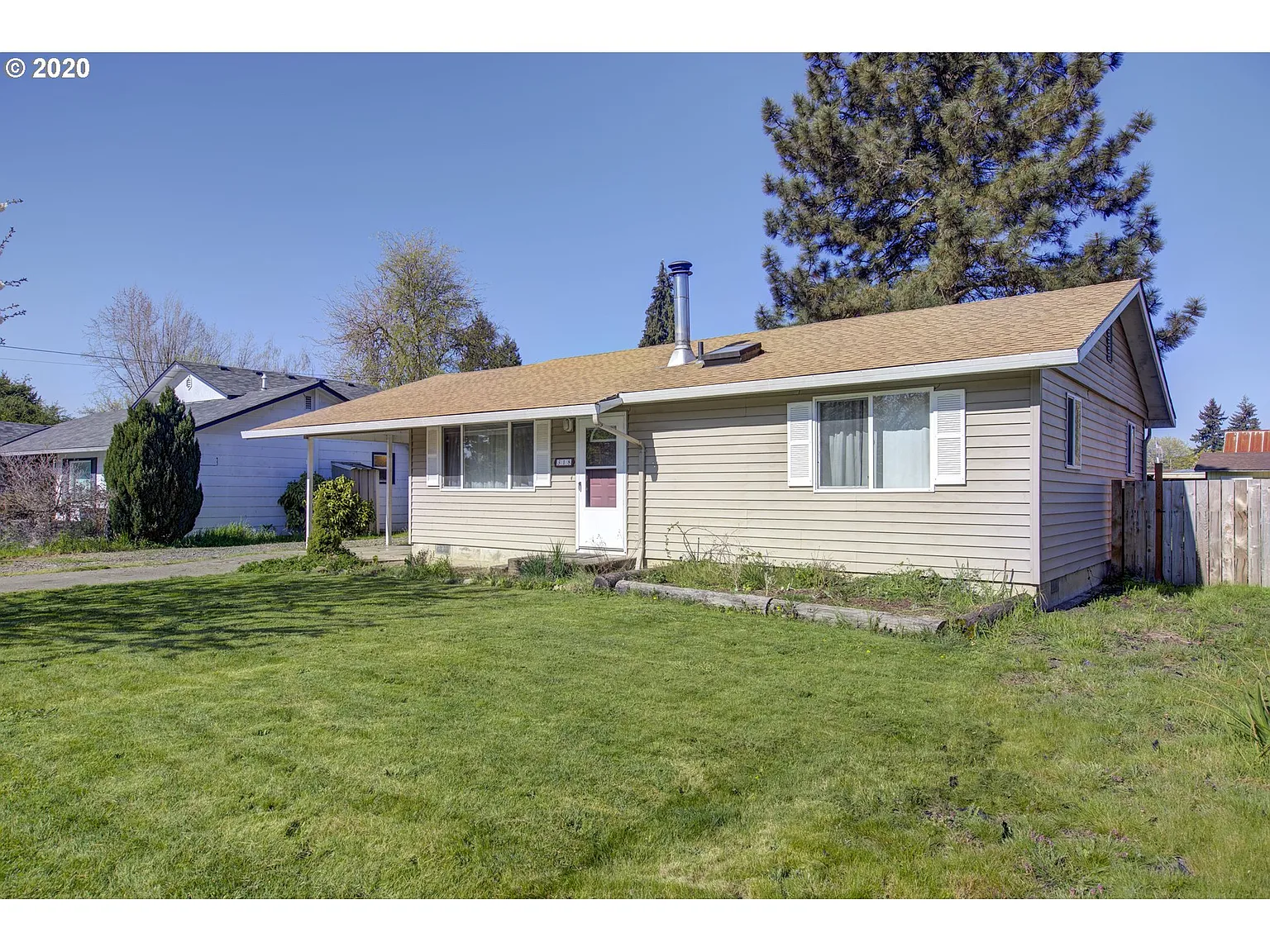 318 NE Oak St photo 1
