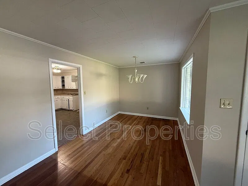3 bed, 1.0 bath, 1200 sqft, $1,350 — Photo 4