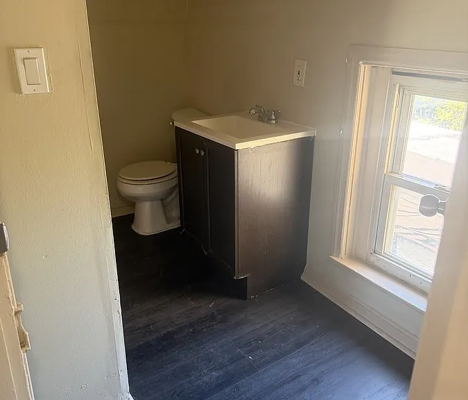 352 1/2 E Airy St — Photo 11