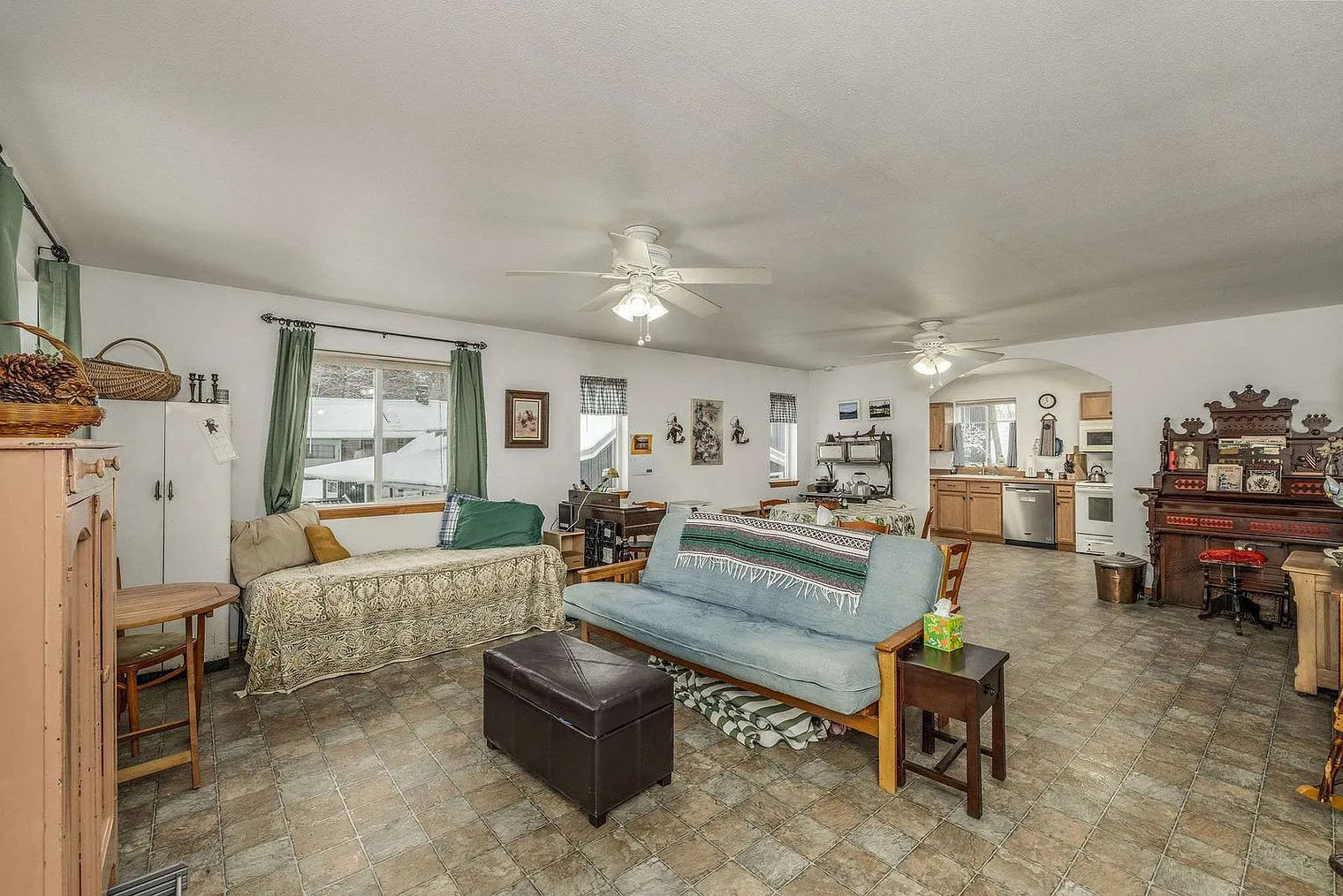 2 bed, 1.0 bath, 1496 sqft, $5,232 — Photo 3