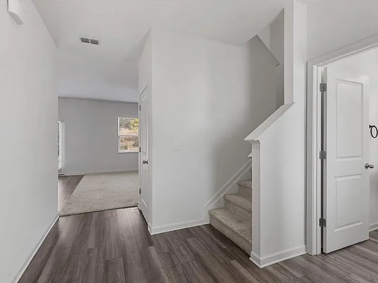 300 Hyde Park — Photo 4
