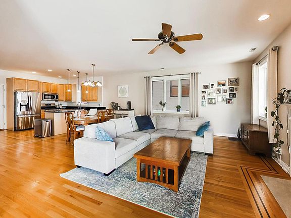 5th image of 930 W Cuyler Ave APT 2R