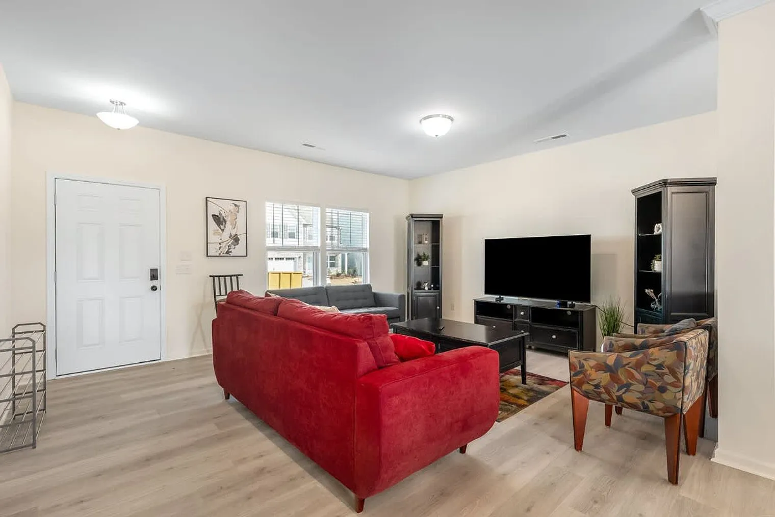 5 bed, 3.0 bath, 2098 sqft, $6,261 — Photo 2