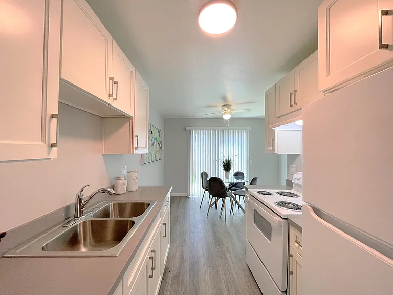 515 Camanche Lane - Summer Gardens Apartments — Photo 11