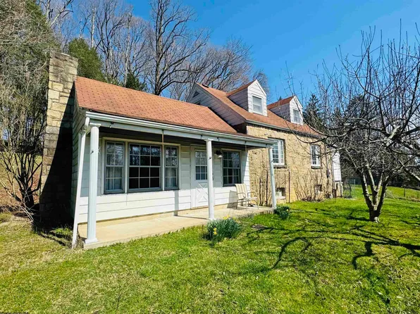 1061 Westview Dr, Fairmont, WV 26554