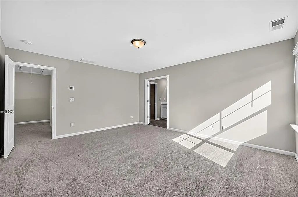 4 bed, 2.5 bath, 2500 sqft, $2,250 — Photo 4