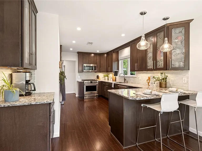 330 Kilbourn Rd — Photo 7