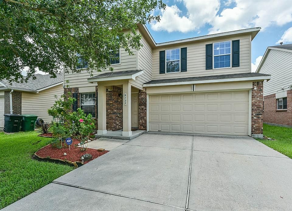 Well maintained home in Clearwood Crossing, ready for its next owner.