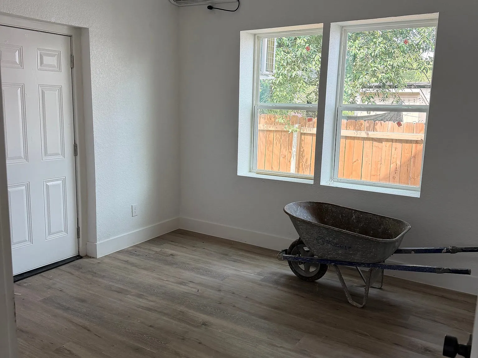 Beautiful 2 bdrm 1 bath mulit family home. — Photo 2