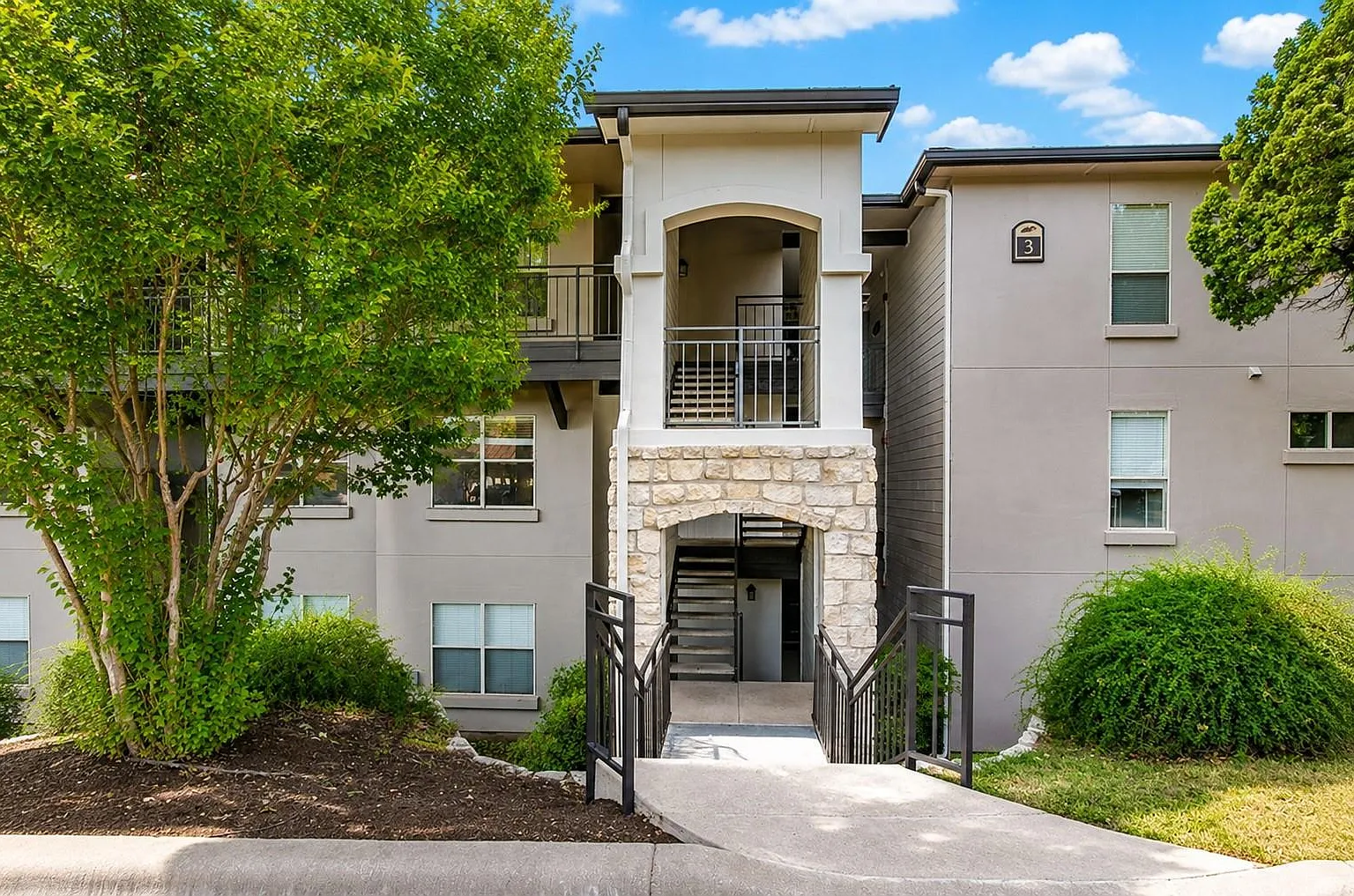 2 bed, 2.0 bath, 918 sqft, $1,495 — Photo 1