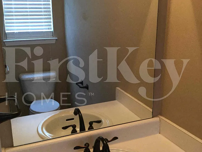 1115 Ivey Ln — Photo 6