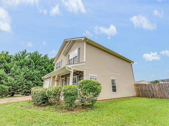 3rd image of 1025 Crowders Woods Dr