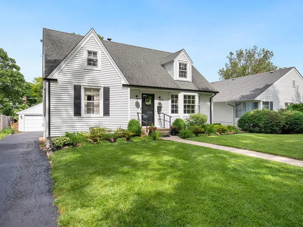 1018 N Cross St, Wheaton, IL 60187