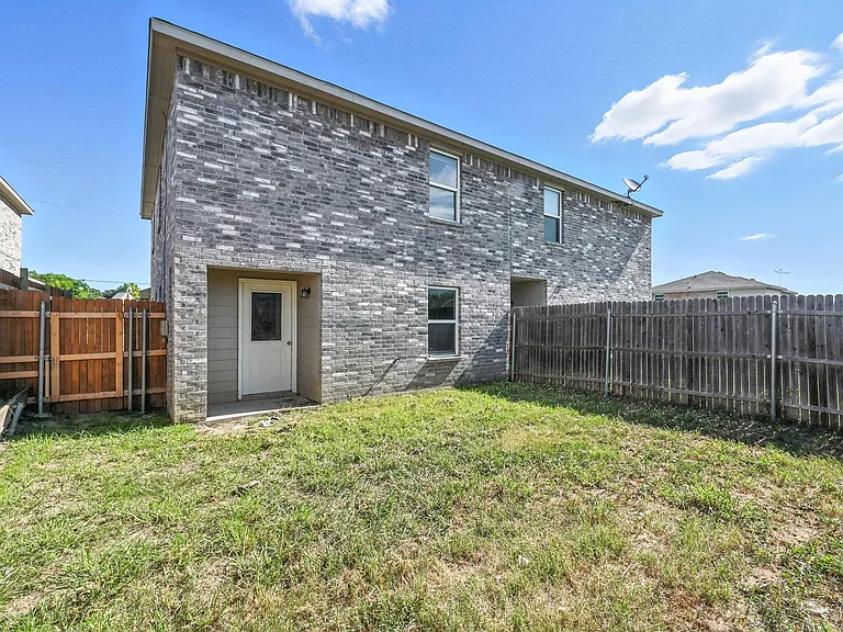 721 E College St — Photo 18