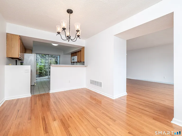 37 Wilton Crst #37 — Photo 12