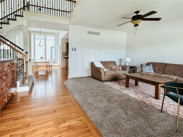 1526 Wildwood Cir, Raymore, MO 64083