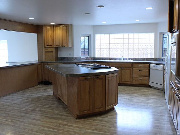 Large kitchen, Maple cabinet