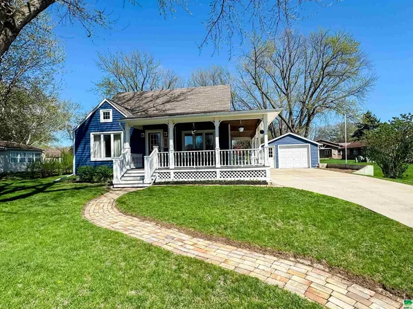 703 Central Ave NE, Orange City, IA 51041