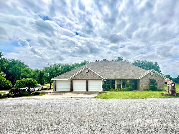2nd image of 1403 NW Mimosa Cir