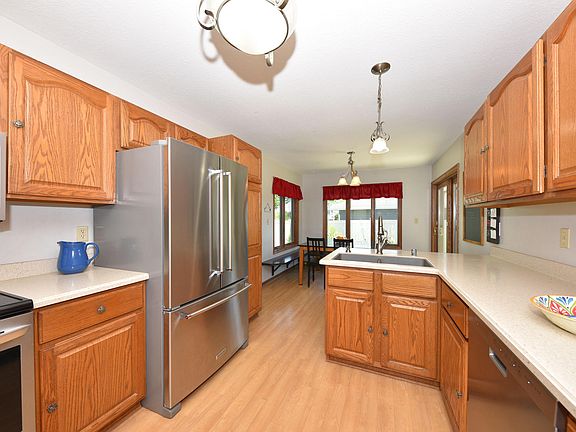 3rd image of 679 Fox Run Dr