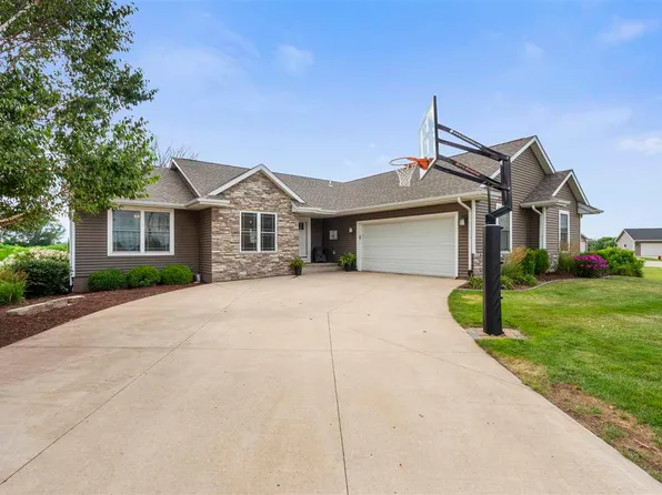 121 Hampton Cir, Williamsburg, IA 52361
