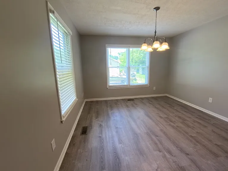 504 Willow Ln — Photo 8