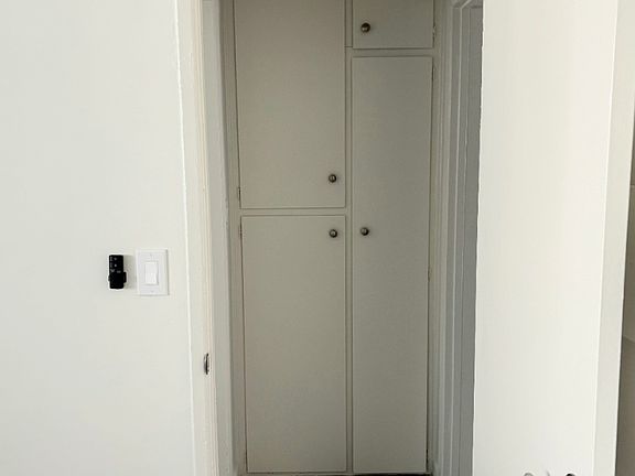 5th image of 469 W Windsor Rd