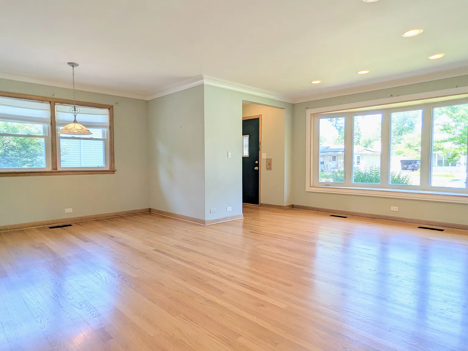 3 bed, 1.5 bath, 1341 sqft, $3,100 — Photo 3