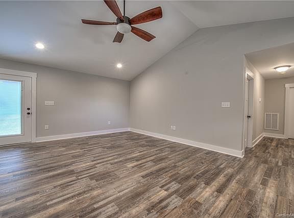 4th image of 303 Sunny Hl #15
