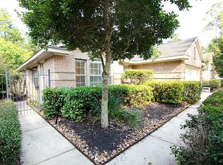 18 W Foxbriar Forest Cir, Spring, TX 77382